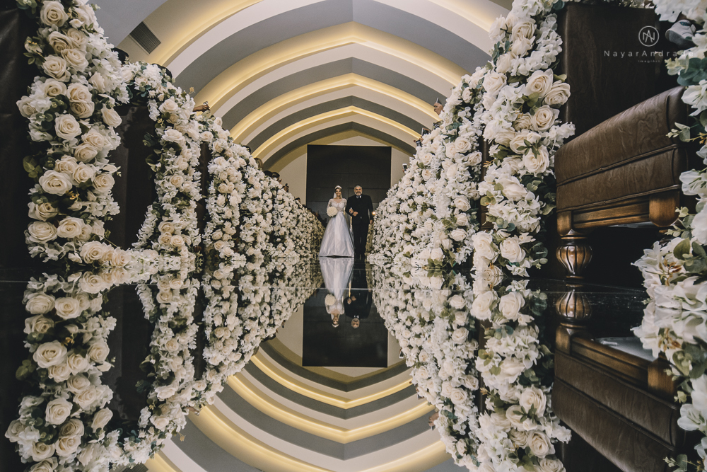 Fotos de casamento de principe e princesa na mansao Isadora Cortez na mooca em Sao Paulo. Lustres, luzes, limosine, decoracao, casal apaixonado e fotos artisticas.