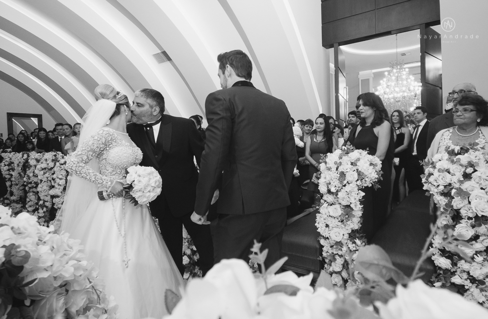 Fotos de casamento de principe e princesa na mansao Isadora Cortez na mooca em Sao Paulo. Lustres, luzes, limosine, decoracao, casal apaixonado e fotos artisticas.