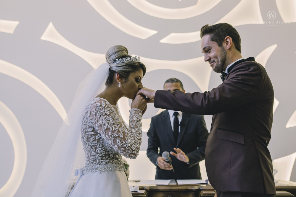 Fotos de casamento de principe e princesa na mansao Isadora Cortez na mooca em Sao Paulo. Lustres, luzes, limosine, decoracao, casal apaixonado e fotos artisticas.