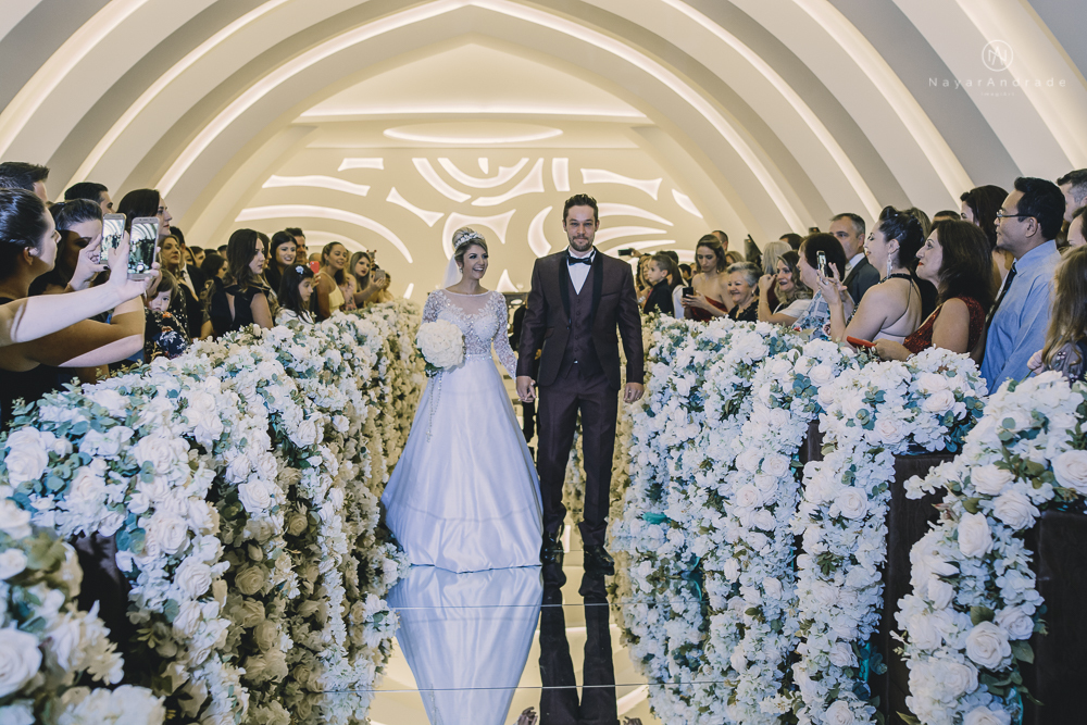 Fotos de casamento de principe e princesa na mansao Isadora Cortez na mooca em Sao Paulo. Lustres, luzes, limosine, decoracao, casal apaixonado e fotos artisticas.