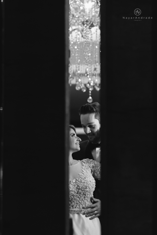 Fotos de casamento de principe e princesa na mansao Isadora Cortez na mooca em Sao Paulo. Lustres, luzes, limosine, decoracao, casal apaixonado e fotos artisticas.