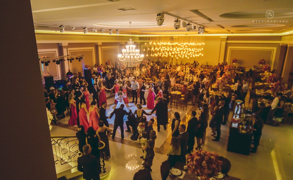 Fotos de casamento de principe e princesa na mansao Isadora Cortez na mooca em Sao Paulo. Lustres, luzes, limosine, decoracao, casal apaixonado e fotos artisticas.