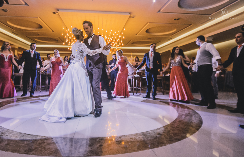 Fotos de casamento de principe e princesa na mansao Isadora Cortez na mooca em Sao Paulo. Lustres, luzes, limosine, decoracao, casal apaixonado e fotos artisticas.