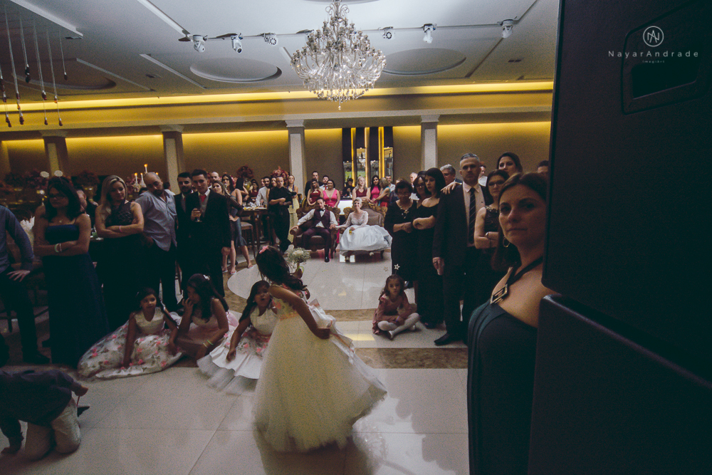 Fotos de casamento de principe e princesa na mansao Isadora Cortez na mooca em Sao Paulo. Lustres, luzes, limosine, decoracao, casal apaixonado e fotos artisticas.