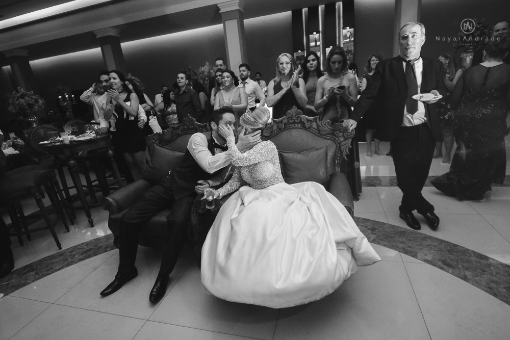 Fotos de casamento de principe e princesa na mansao Isadora Cortez na mooca em Sao Paulo. Lustres, luzes, limosine, decoracao, casal apaixonado e fotos artisticas.