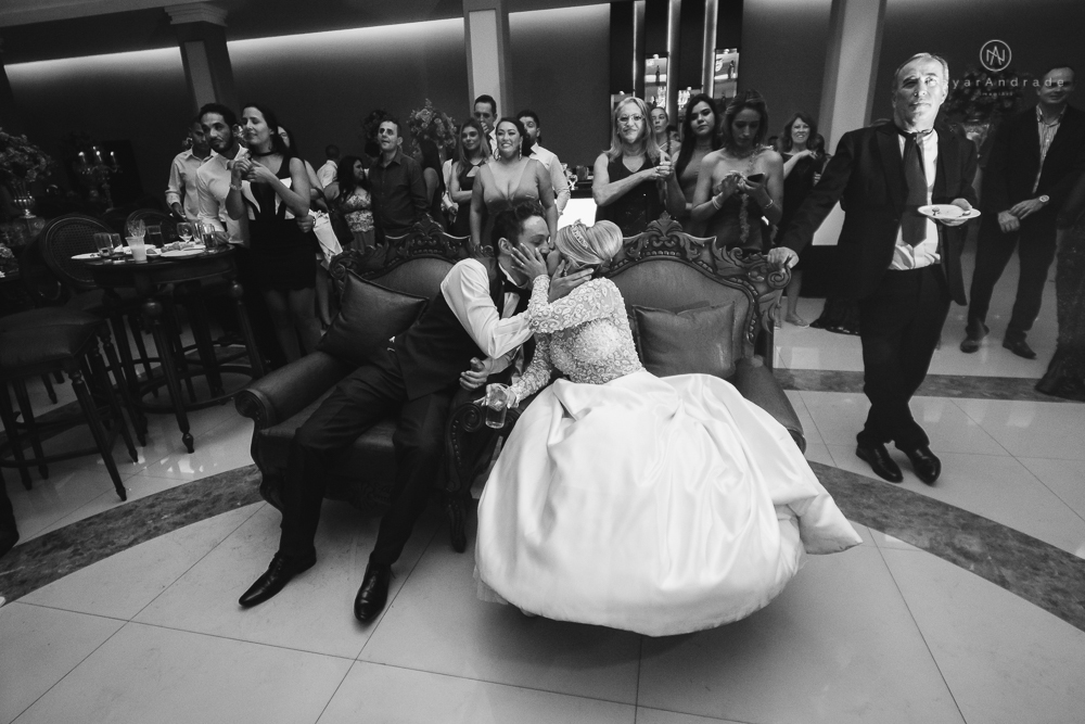 Fotos de casamento de principe e princesa na mansao Isadora Cortez na mooca em Sao Paulo. Lustres, luzes, limosine, decoracao, casal apaixonado e fotos artisticas.