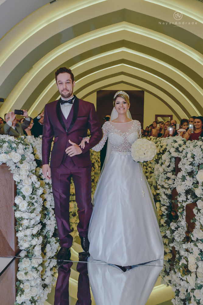Fotos de casamento de principe e princesa na mansao Isadora Cortez na mooca em Sao Paulo. Lustres, luzes, limosine, decoracao, casal apaixonado e fotos artisticas.