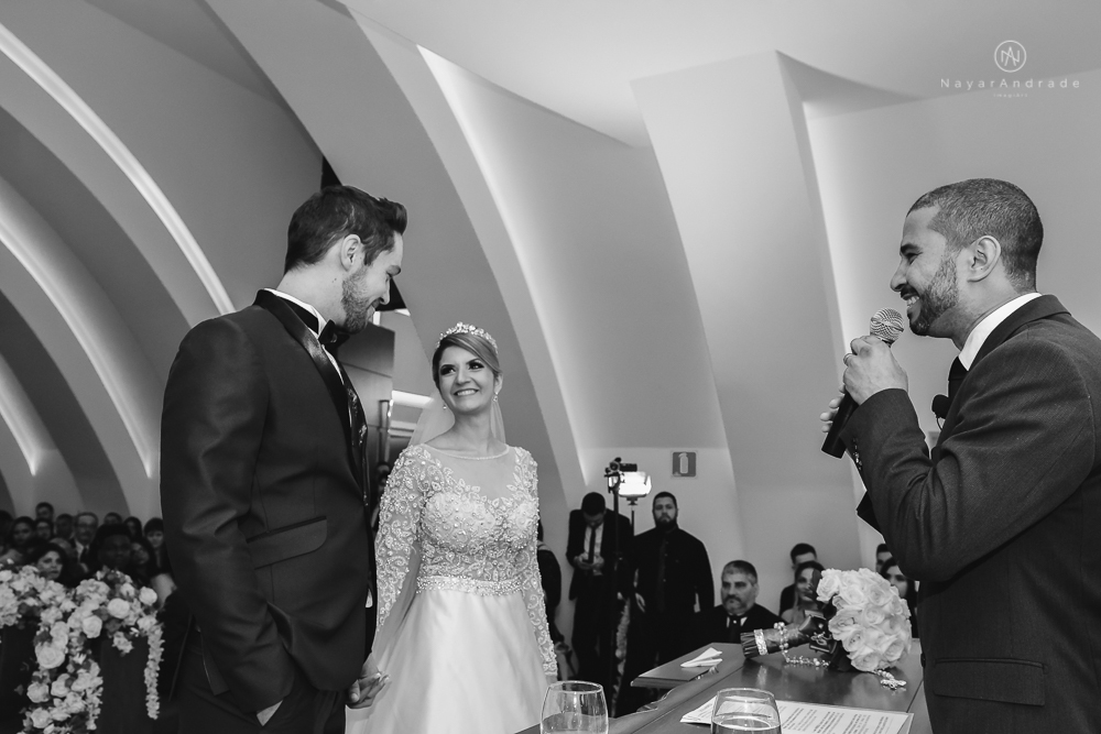 Fotos de casamento de principe e princesa na mansao Isadora Cortez na mooca em Sao Paulo. Lustres, luzes, limosine, decoracao, casal apaixonado e fotos artisticas.