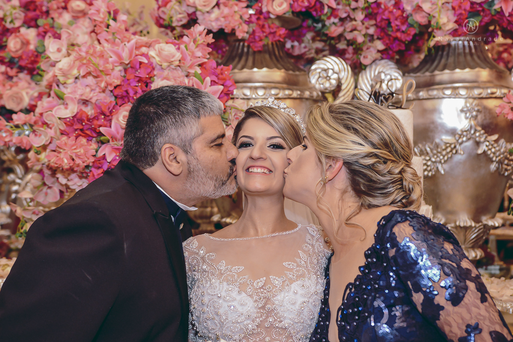 Fotos de casamento de principe e princesa na mansao Isadora Cortez na mooca em Sao Paulo. Lustres, luzes, limosine, decoracao, casal apaixonado e fotos artisticas.
