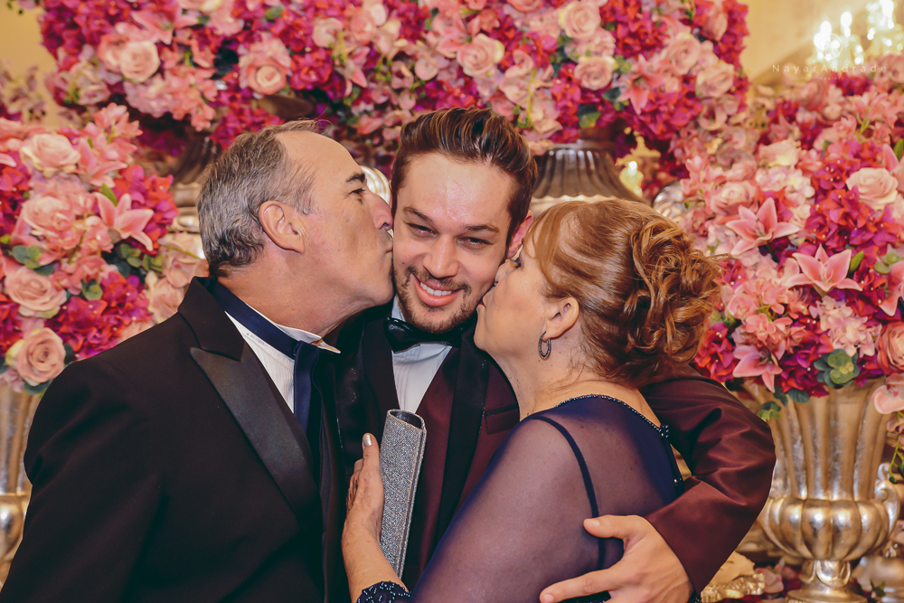 Fotos de casamento de principe e princesa na mansao Isadora Cortez na mooca em Sao Paulo. Lustres, luzes, limosine, decoracao, casal apaixonado e fotos artisticas.