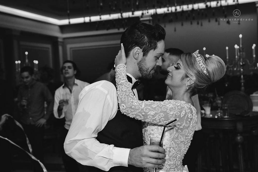 Fotos de casamento de principe e princesa na mansao Isadora Cortez na mooca em Sao Paulo. Lustres, luzes, limosine, decoracao, casal apaixonado e fotos artisticas.