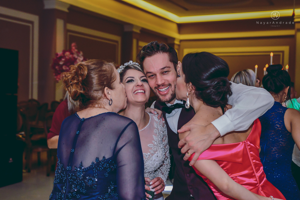 Fotos de casamento de principe e princesa na mansao Isadora Cortez na mooca em Sao Paulo. Lustres, luzes, limosine, decoracao, casal apaixonado e fotos artisticas.