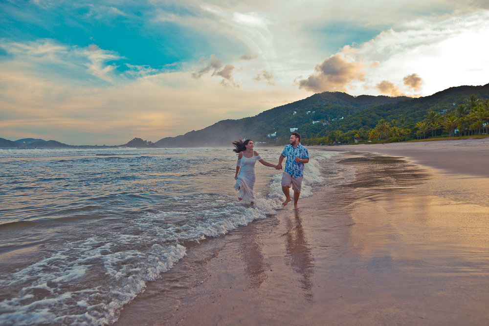 Lindo ensaio casal com pôr do Sol na praia do guarujá. Nayarandrade imagiart