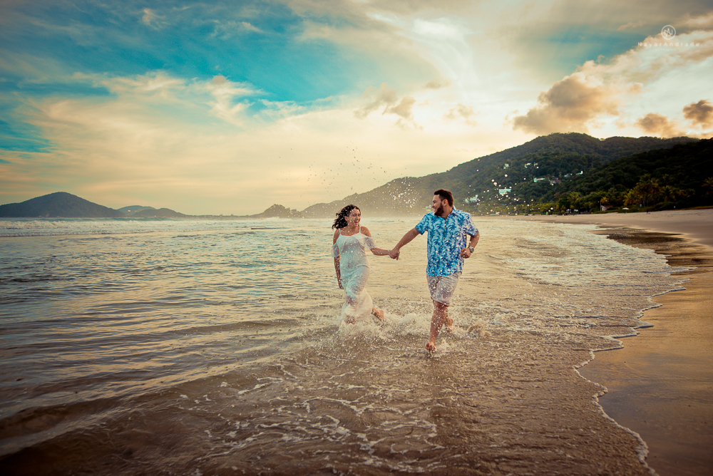 Lindo ensaio casal com pôr do Sol na praia do guarujá. Nayarandrade imagiart