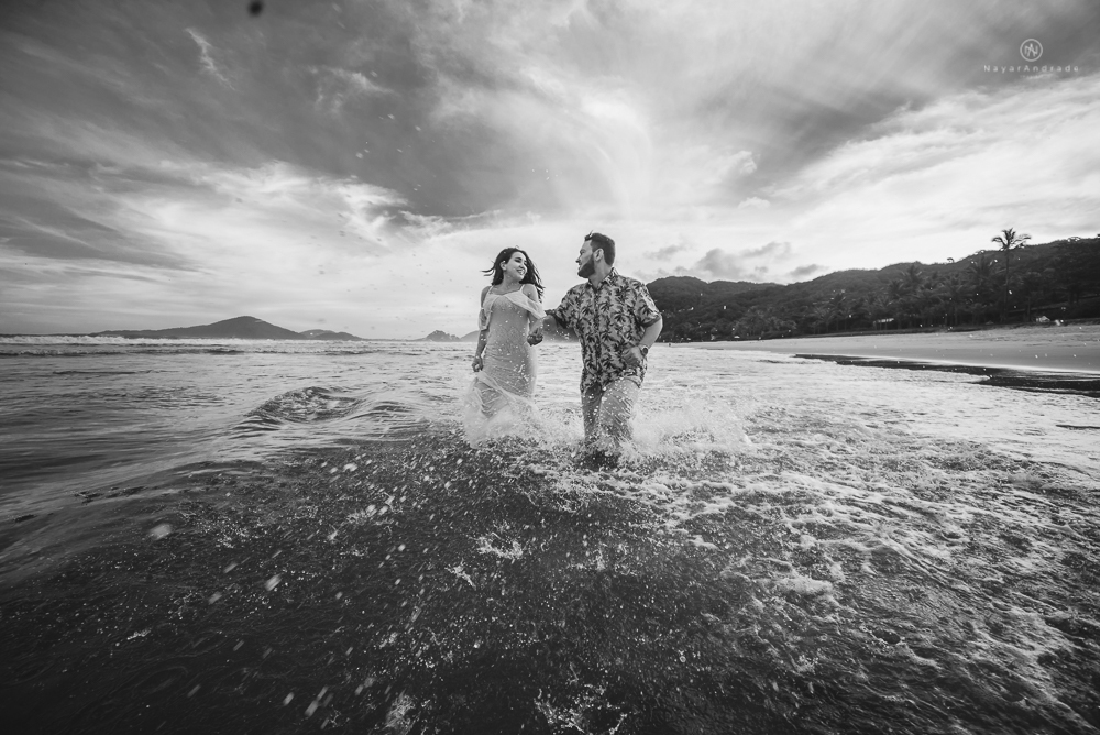 Lindo ensaio casal com pôr do Sol na praia do guarujá. Nayarandrade imagiart