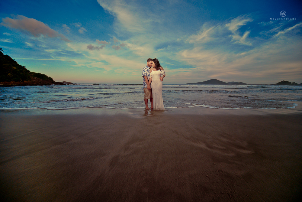 Lindo ensaio casal com pôr do Sol na praia do guarujá. Nayarandrade imagiart
