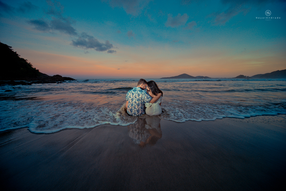 Fotos artísticas para casamento, casal apaixonado na praia do guarujá