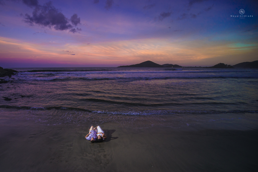 Lindo ensaio casal com pôr do Sol na praia do guarujá. Nayarandrade imagiart
