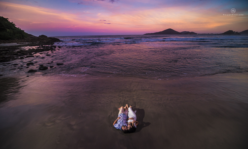 Lindo ensaio casal com pôr do Sol na praia do guarujá. Nayarandrade imagiart