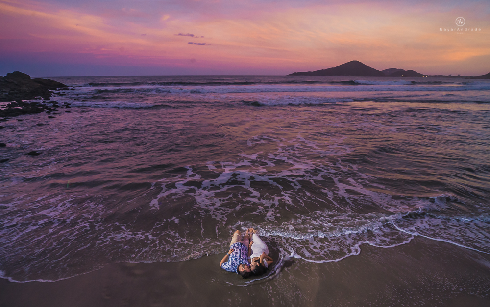 Fotos artísticas para casamento, casal apaixonado na praia do guarujá