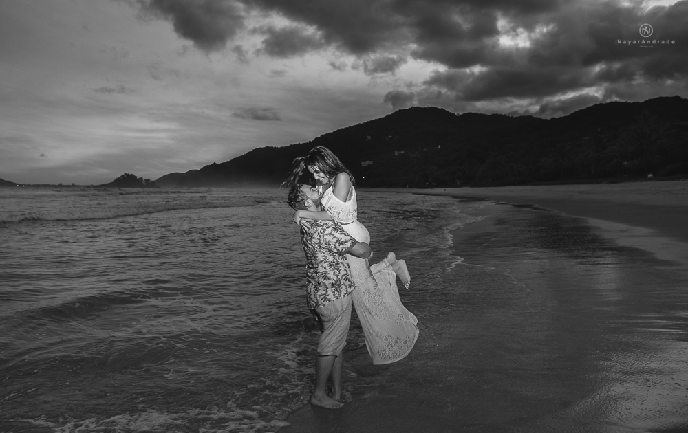 Fotos artísticas para casamento, casal apaixonado na praia do guarujá