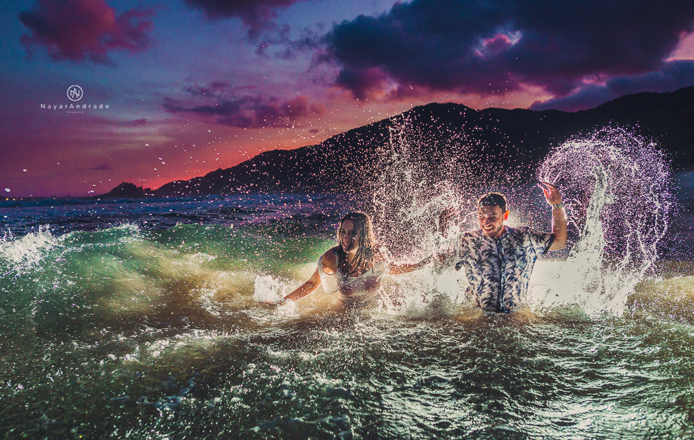 Lindo ensaio casal com pôr do Sol na praia do guarujá. Nayarandrade imagiart