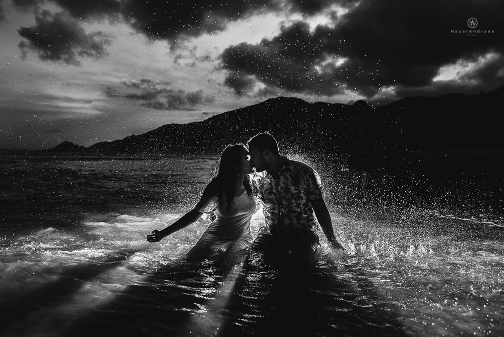 Lindo ensaio casal com pôr do Sol na praia do guarujá. Nayarandrade imagiart