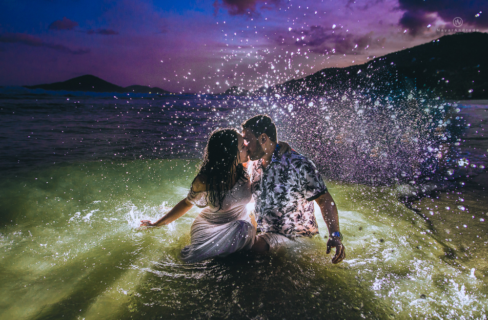 Lindo ensaio casal com pôr do Sol na praia do guarujá. Nayarandrade imagiart