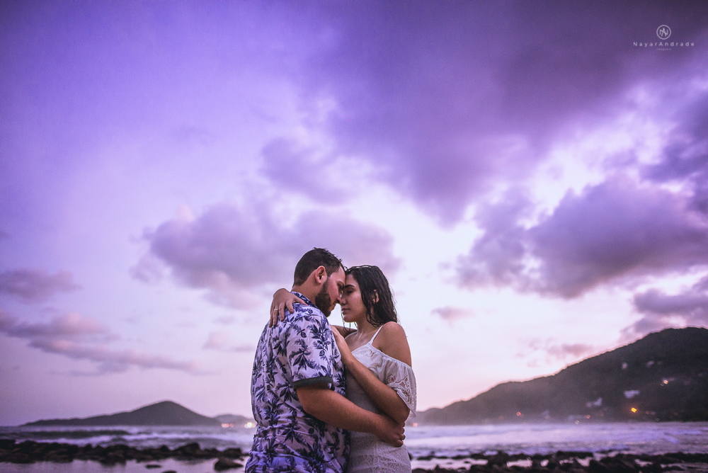Lindo ensaio casal com pôr do Sol na praia do guarujá. Nayarandrade imagiart