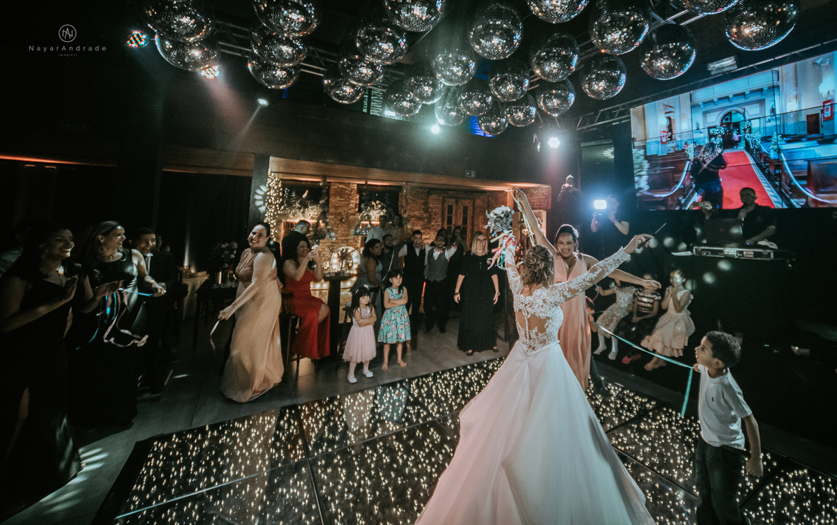 Casamento-espaço-tremendão-pista-paris-impacto-do-som-nayarandrade-imagiart-carla-arruda-buffet-vmb-assessoria-coast-bartender-mariana-assis-santos-maison-amor-em-todo-lado-felicidade-ao-casal