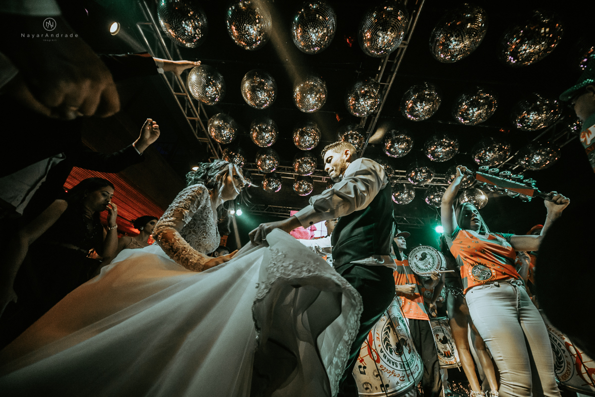 Casamento-espaço-tremendão-pista-paris-impacto-do-som-nayarandrade-imagiart-carla-arruda-buffet-vmb-assessoria-coast-bartender-mariana-assis-santos-maison-amor-em-todo-lado-felicidade-ao-casal