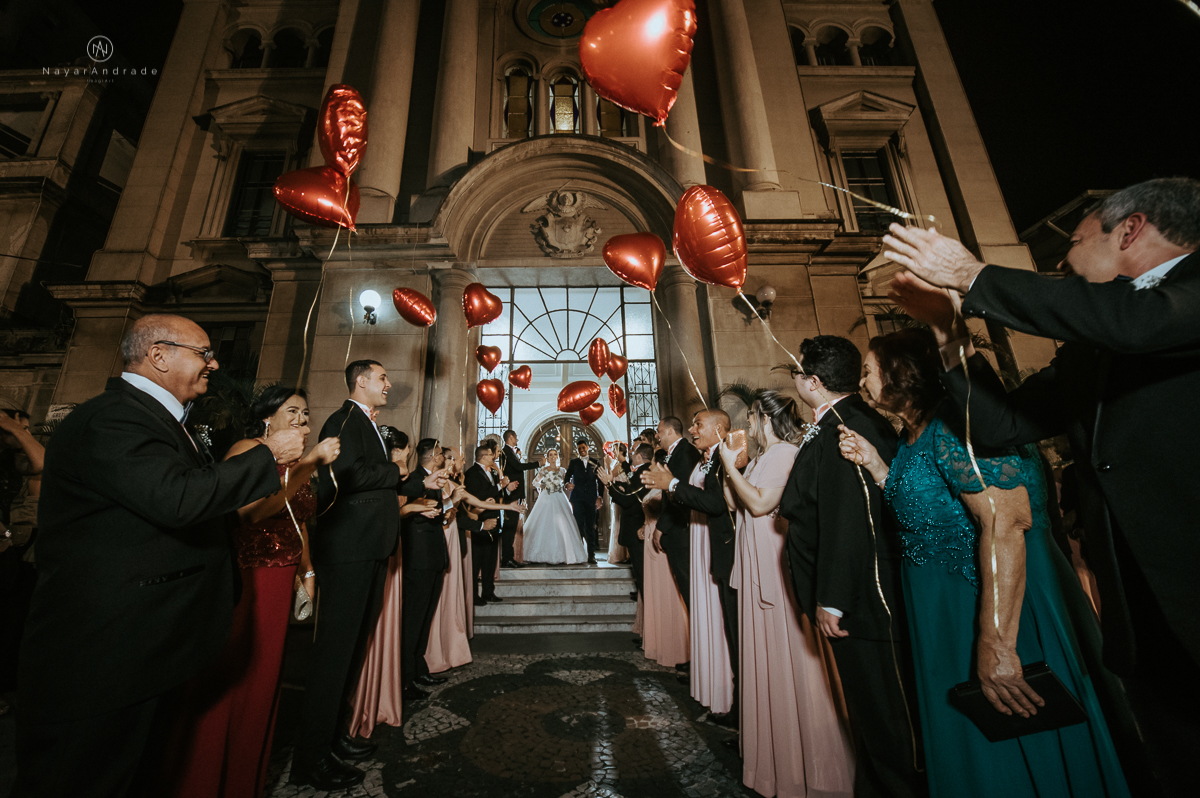 Casamento em santos- igreja coração de Maria- nayarandrade imagiart.Saida da igreja com balões-santos