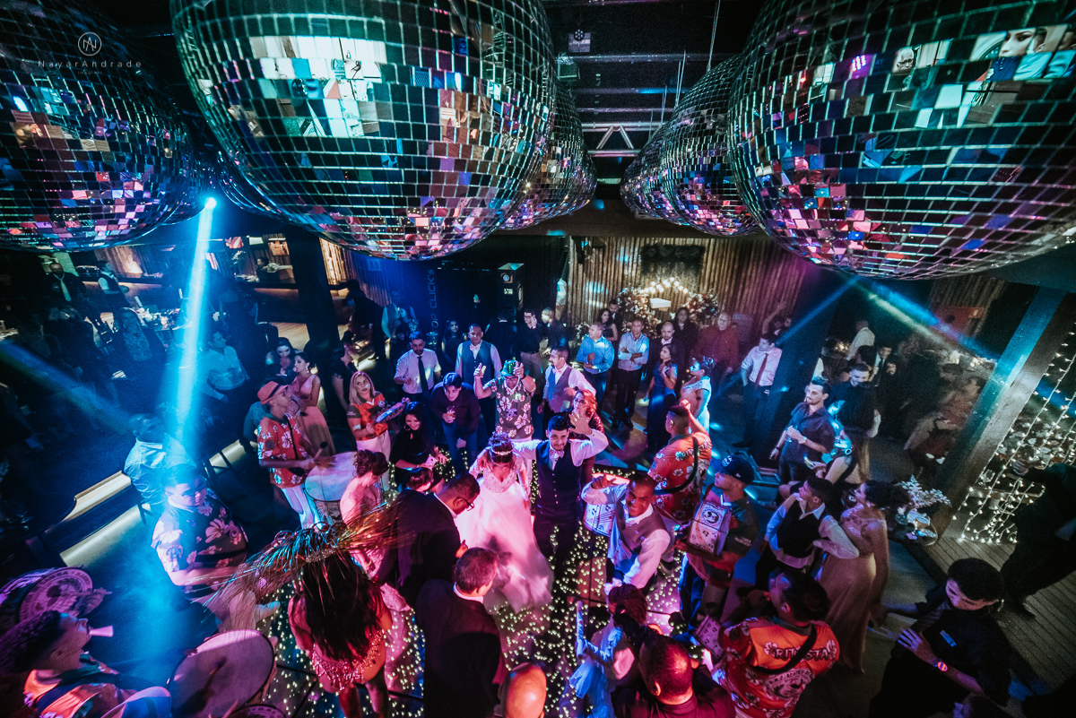 Casamento-espaço-tremendão-pista-paris-impacto-do-som-nayarandrade-imagiart-carla-arruda-buffet-vmb-assessoria-coast-bartender-mariana-assis-santos-maison-amor-em-todo-lado-felicidade-ao-casal