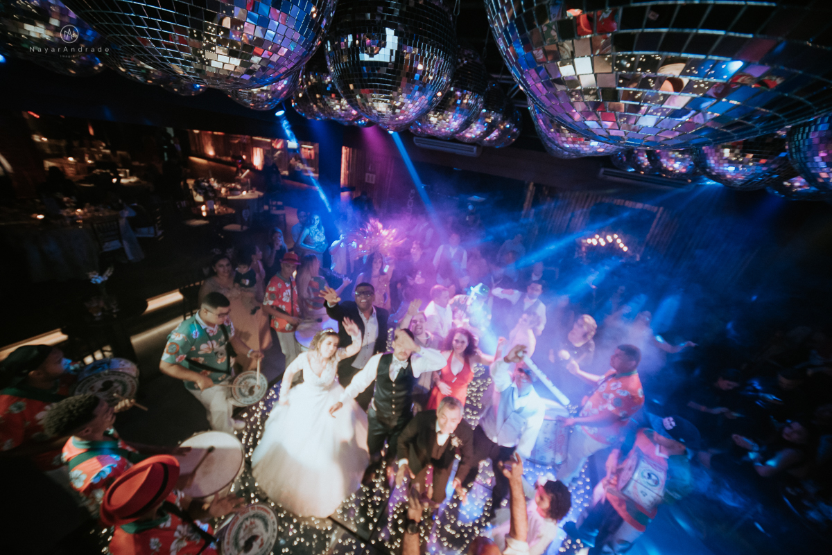 Casamento-espaço-tremendão-pista-paris-impacto-do-som-nayarandrade-imagiart-carla-arruda-buffet-vmb-assessoria-coast-bartender-mariana-assis-santos-maison-amor-em-todo-lado-felicidade-ao-casal