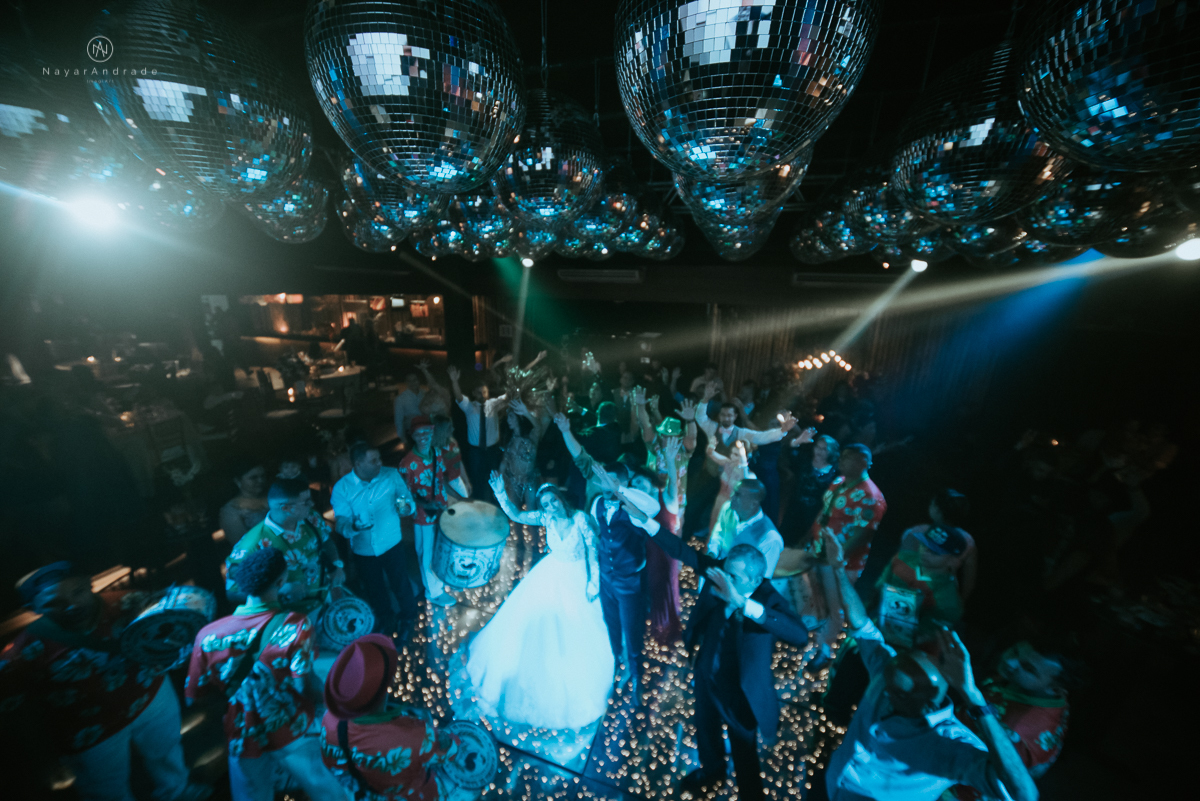 Casamento-espaço-tremendão-pista-paris-impacto-do-som-nayarandrade-imagiart-carla-arruda-buffet-vmb-assessoria-coast-bartender-mariana-assis-santos-maison-amor-em-todo-lado-felicidade-ao-casal