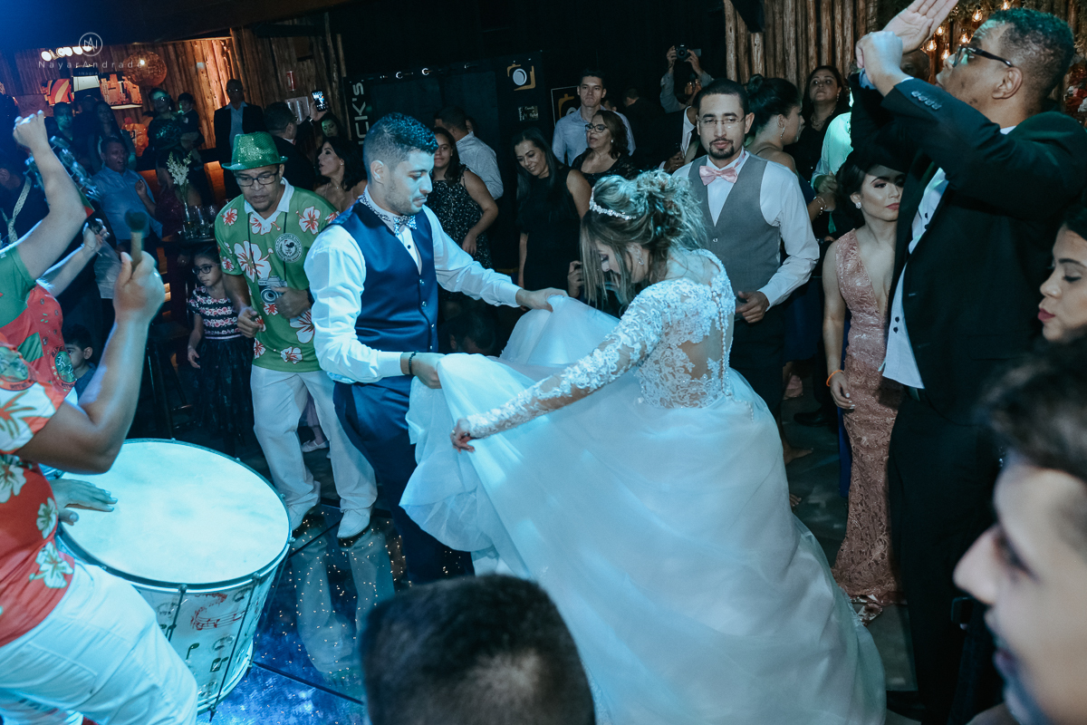 Casamento-espaço-tremendão-pista-paris-impacto-do-som-nayarandrade-imagiart-carla-arruda-buffet-vmb-assessoria-coast-bartender-mariana-assis-santos-maison-amor-em-todo-lado-felicidade-ao-casal