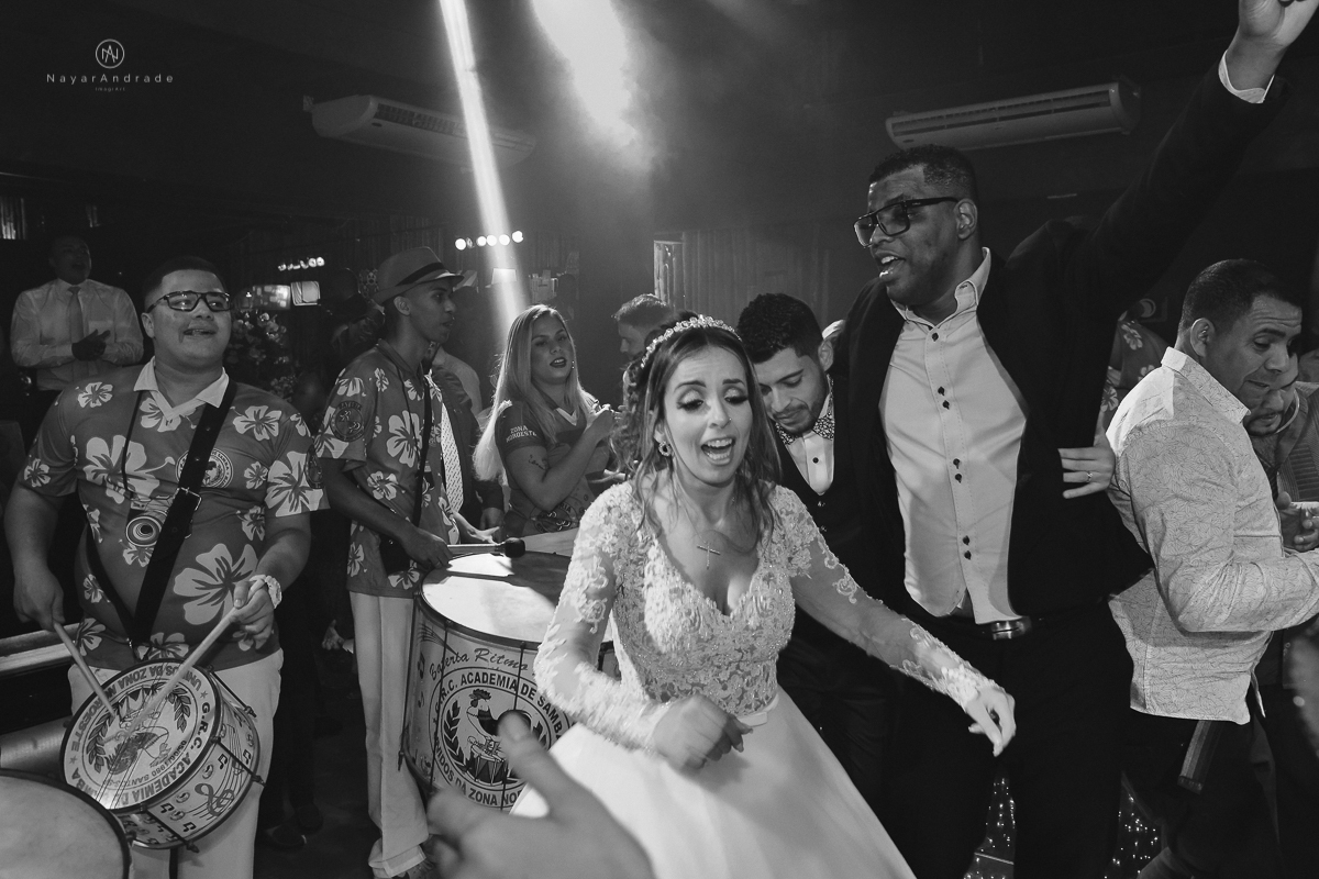 Casamento-espaço-tremendão-pista-paris-impacto-do-som-nayarandrade-imagiart-carla-arruda-buffet-vmb-assessoria-coast-bartender-mariana-assis-santos-maison-amor-em-todo-lado-felicidade-ao-casal