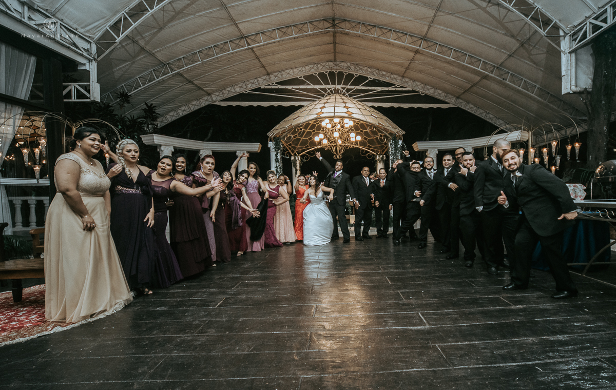 Casamento-recanto-santa-rita-sao-paulo-amor-em-todo-lado-casamento-ao-ar-livre-casamento-rock. Fotos-com -padrinhos-e-madrinhas