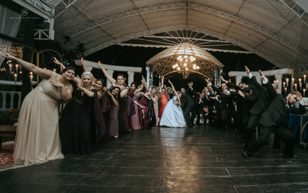 Casamento-recanto-santa-rita-sao-paulo-amor-em-todo-lado-casamento-ao-ar-livre-casamento-rock. Fotos-com -padrinhos-e-madrinhas