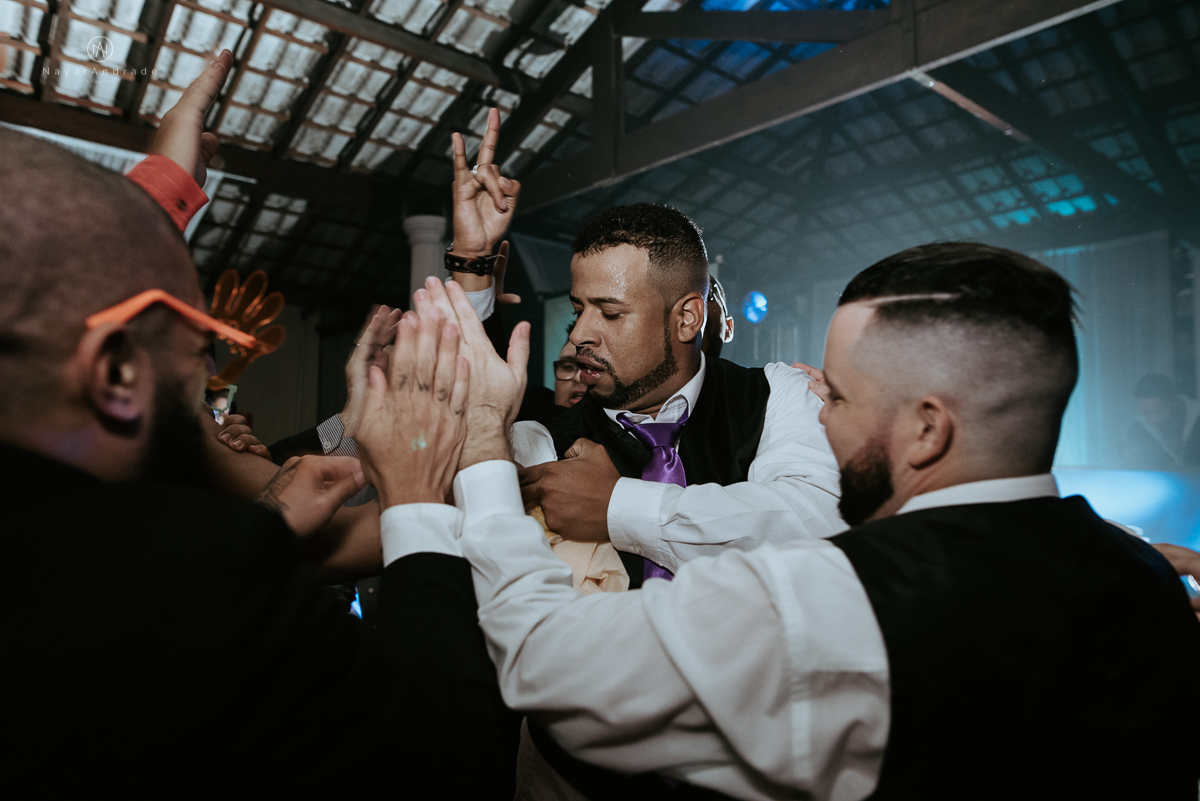 Casamento-recanto-santa-rita-sao-paulo-amor-em-todo-lado-casamento-ao-ar-livre-casamento-rock. Fotos-com -padrinhos-e-madrinhas