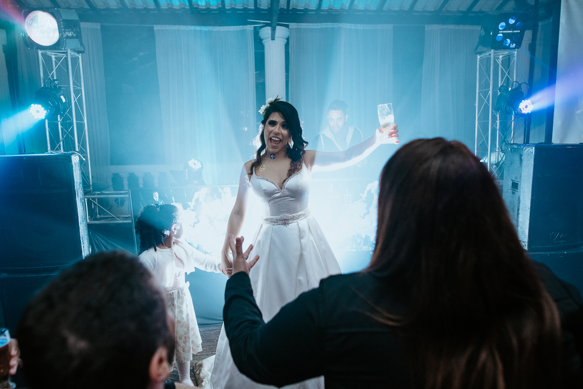 Casamento-recanto-santa-rita-sao-paulo-amor-em-todo-lado-casamento-ao-ar-livre-casamento-rock. Fotos-com -padrinhos-e-madrinhas