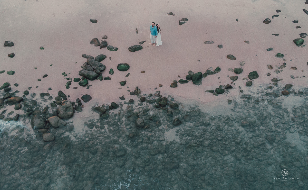 Ensaio casal na praia das conchas Guaruja. Noiva com buquet e tiara, pre wedding