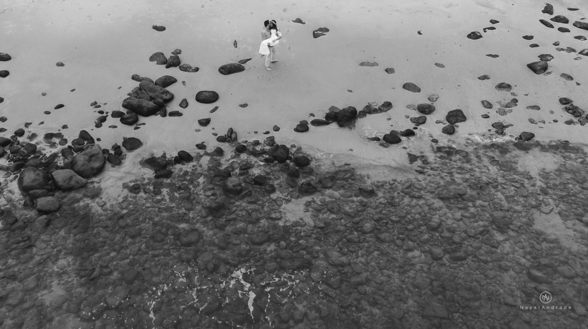 Ensaio casal na praia das conchas Guaruja. Noiva com buquet e tiara, pre wedding