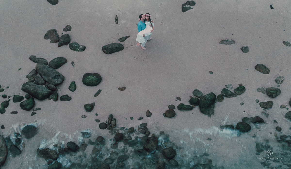 Ensaio casal na praia das conchas Guaruja. Noiva com buquet e tiara, pre wedding