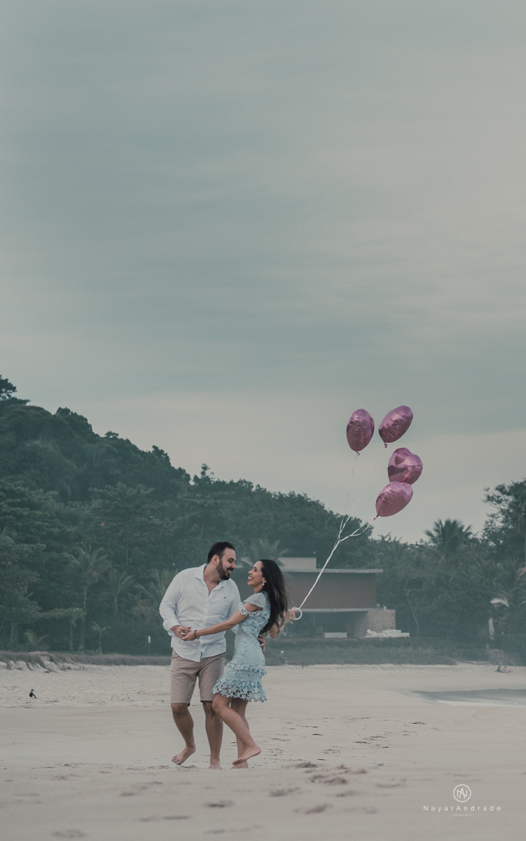 Ensaio casal na praia das conchas Guaruja. Noiva com buquet e tiara, pre wedding