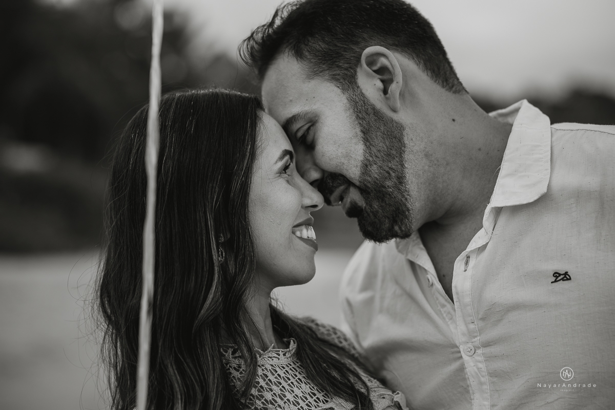 Ensaio casal na praia das conchas Guaruja. Noiva com buquet e tiara, pre wedding