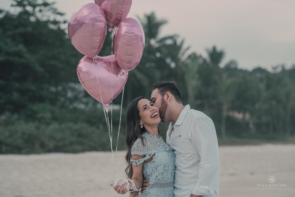 Ensaio casal na praia das conchas Guaruja. Noiva com buquet e tiara, pre wedding