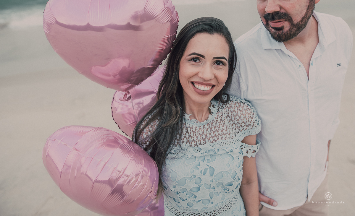 Ensaio casal na praia das conchas Guaruja. Noiva com buquet e tiara, pre wedding