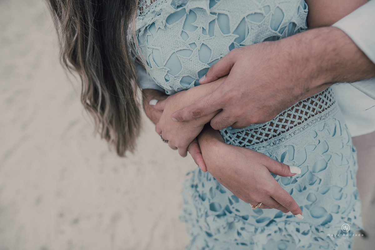 Ensaio casal na praia das conchas Guaruja. Noiva com buquet e tiara, pre wedding