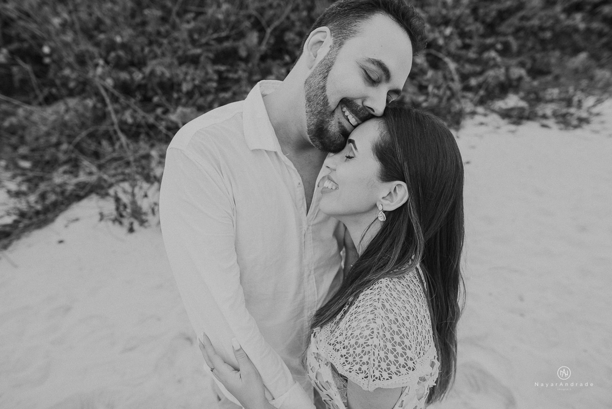 Ensaio casal na praia das conchas Guaruja. Noiva com buquet e tiara, pre wedding